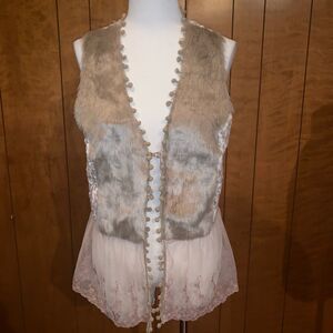 Super cute a’reve vest sz L NWT